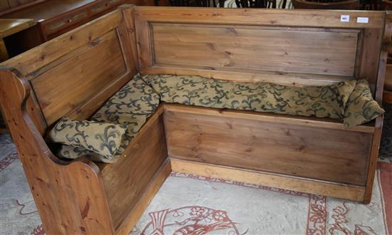 A pine corner settee(-)